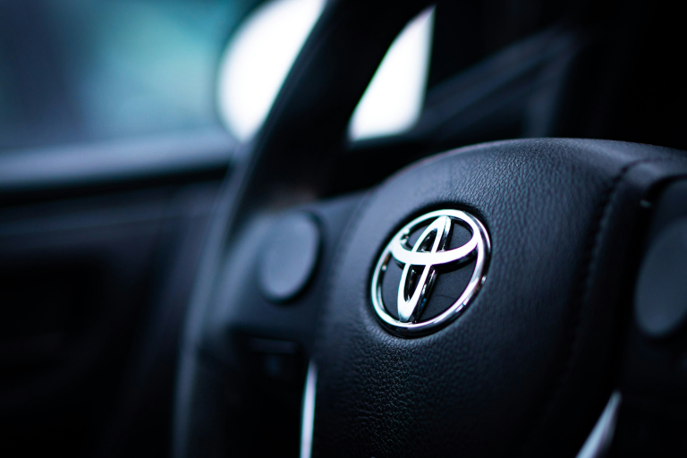 Czym wyróżniają się samochody Toyoty na tle konkurencji